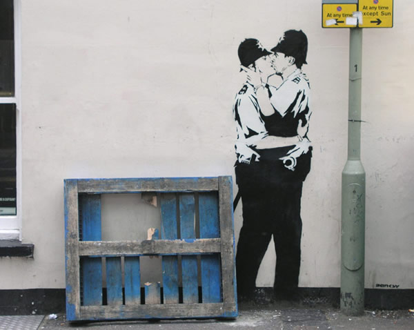 banksy-kissingcoppers3