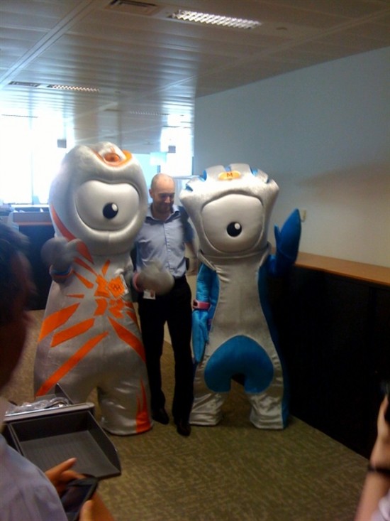 Présentation des mascottes de London 2012 - Out of a Rainbow 2