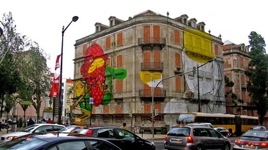 Blu et Os Gemeos font une peinture murale géante à Lisbonne 5