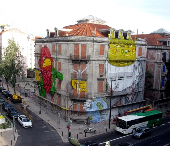 Blu et Os Gemeos font une peinture murale géante à Lisbonne 4