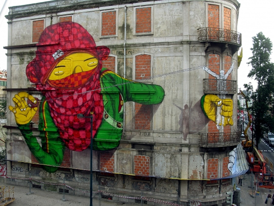 Blu et Os Gemeos font une peinture murale géante à Lisbonne 3