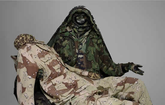 Les étranges sculptures d'habits de Guerra et De la Paz 1