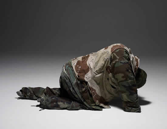 Les étranges sculptures d'habits de Guerra et De la Paz 6