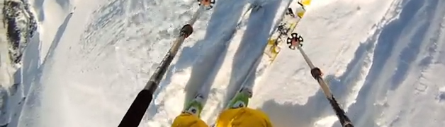 Une avalanche filmée de face par des skieurs jumpers