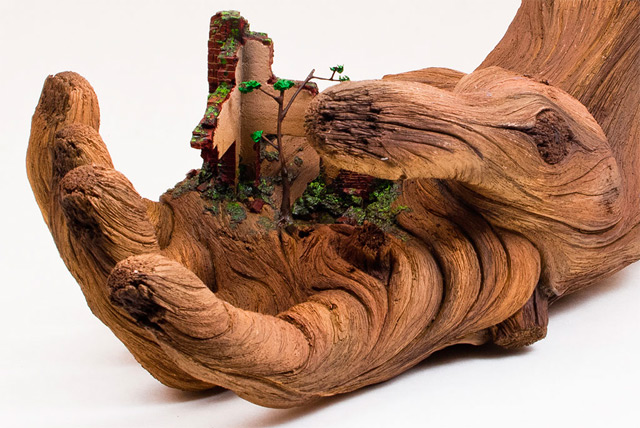 Sculpture : Des mains en bois – Cycles of Decay