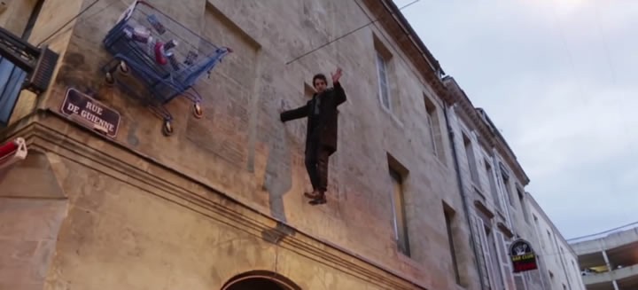 StreetArt : Un homme en apesanteur dans la rue 2