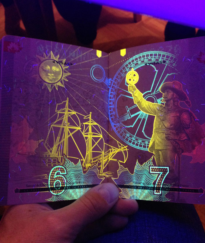 Design : Le Passeport 2015 du Canada à la lumière noire