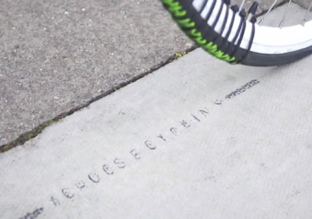 Street-art : écrire avec un vélo 4