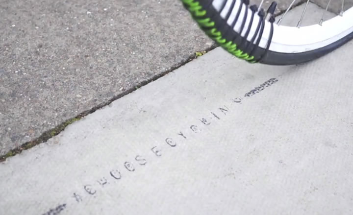 Street-art : écrire avec un vélo