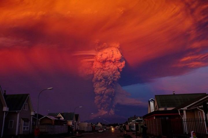 epa04988273 YEARENDER 2015 APRIL A general view of Chilean Calbuco volcano from Puerto Montt, located at 1,000 km southern Santiago de Chile, Chile, 22 April 2015. Due to the eruption of the volcano with a smoke column 20 km high, authorities declared a red alert and ordered the evacuation of around 15,00 inhabitants of Ensenada, Alerce, Colonia RÌo Sur and Correntoso towns. EPA/ALEX VIDAL BRECAS *** Local Caption *** 51900788