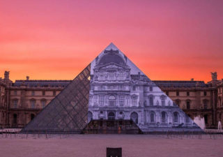 Anamorphose – La pyramide du Louvre à Paris Disparait