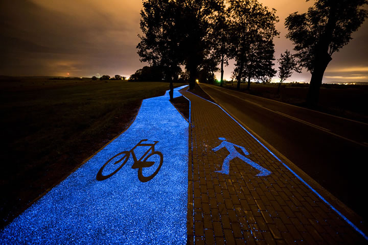 piste-cyclable-lumineuse-bleue-1