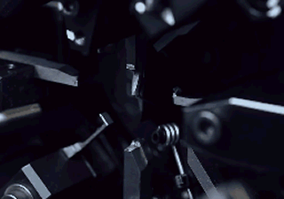 Design Industriel : Symphonie Hypnotique des robots réalisant des minis objets en fer 1