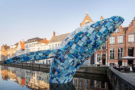 [StreetArt] Une baleine géante à Bruges avec des déchets