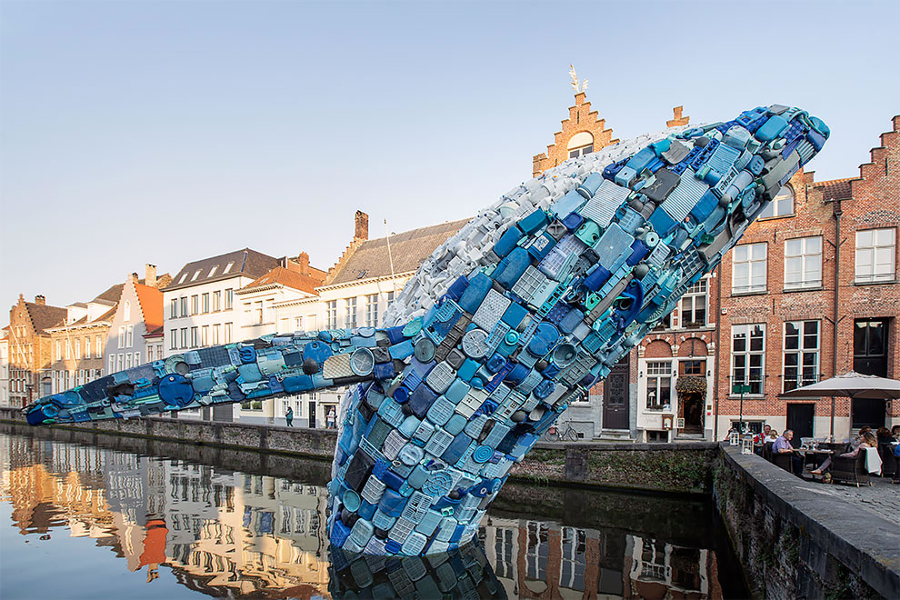 [StreetArt] Une baleine géante à Bruges avec des déchets