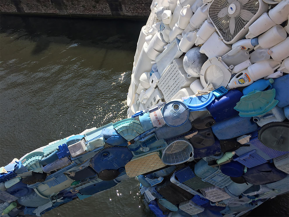 [StreetArt] Une baleine géante à Bruges avec des déchets 3