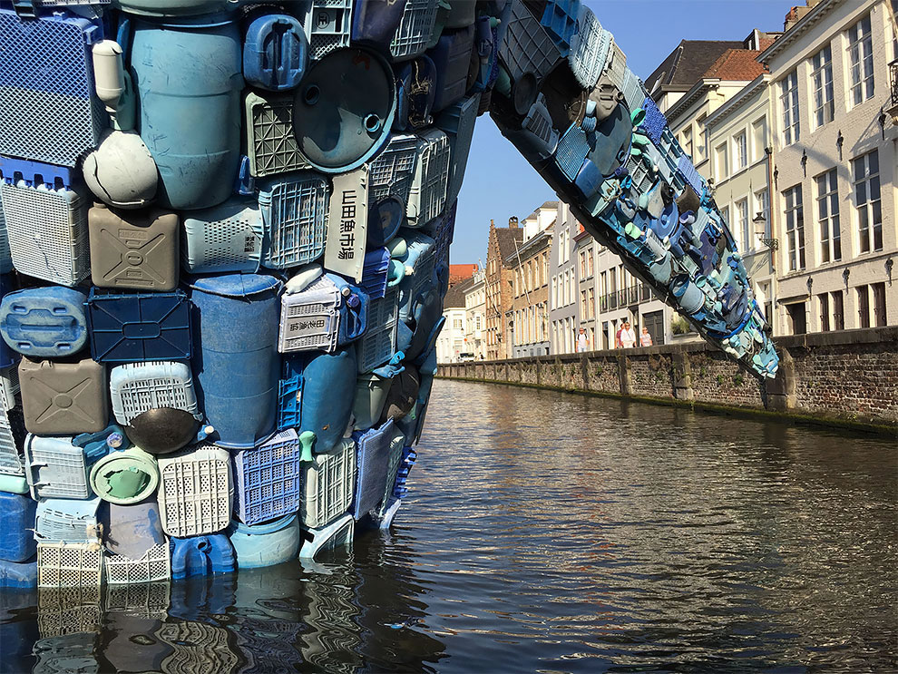 [StreetArt] Une baleine géante à Bruges avec des déchets 4