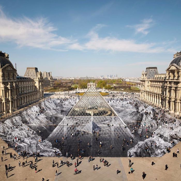 Superbe anamorphose sur la place du Louvre à Paris 1