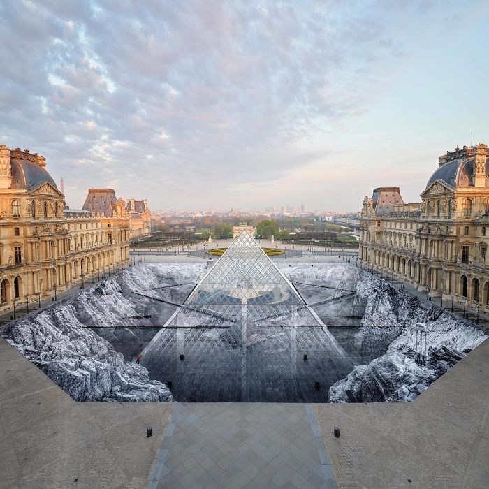 Superbe anamorphose sur la place du Louvre à Paris 3