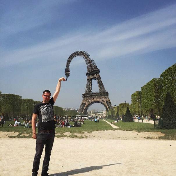 Une photo devient virale et un meme pour toucher la tour Eiffel 12