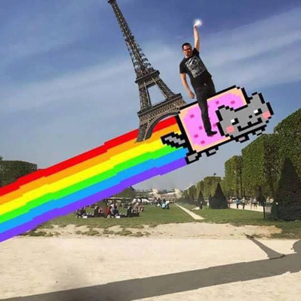 Une photo devient virale et un meme pour toucher la tour Eiffel