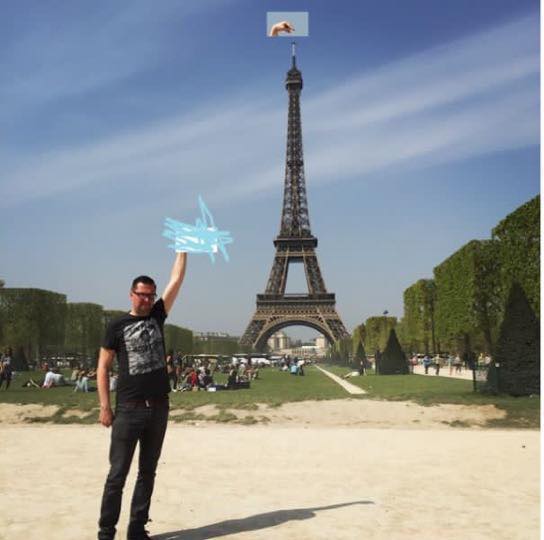 Une photo devient virale et un meme pour toucher la tour Eiffel 3