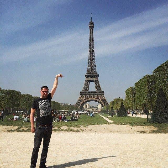 Une photo devient virale et un meme pour toucher la tour Eiffel 1