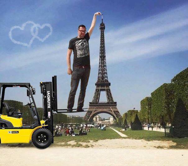 Une photo devient virale et un meme pour toucher la tour Eiffel 9