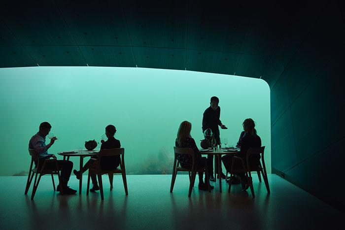 Un restaurant Design atypique et sous l'eau en Norvège 10