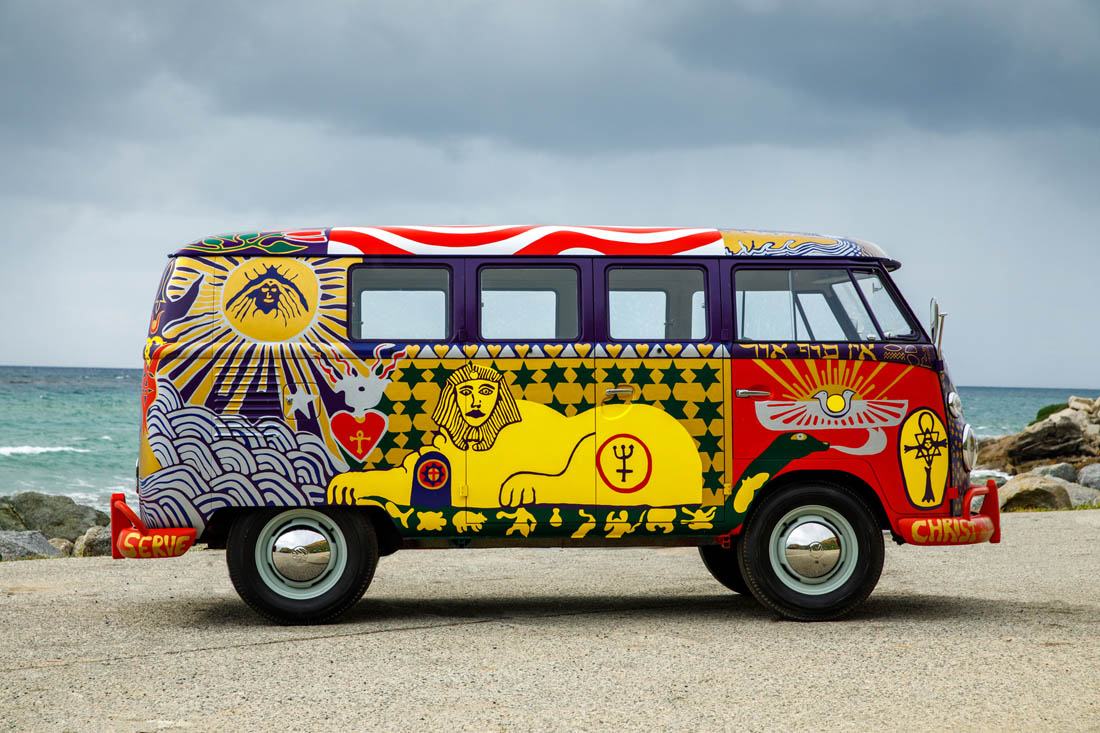 Van Volkswagen de 1969 aux couleurs de Woodstock