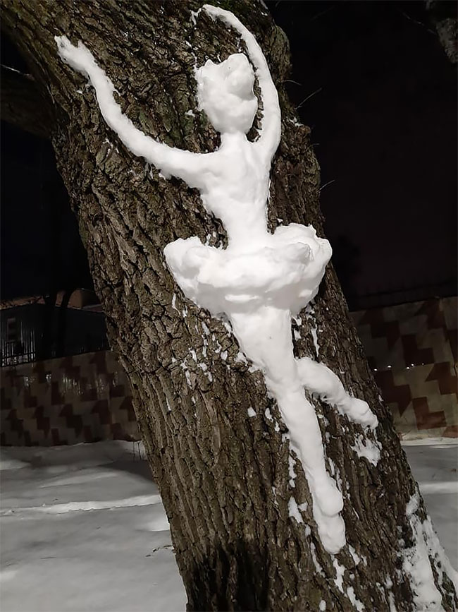 12+ belles sculptures en neige sur des arbres 10