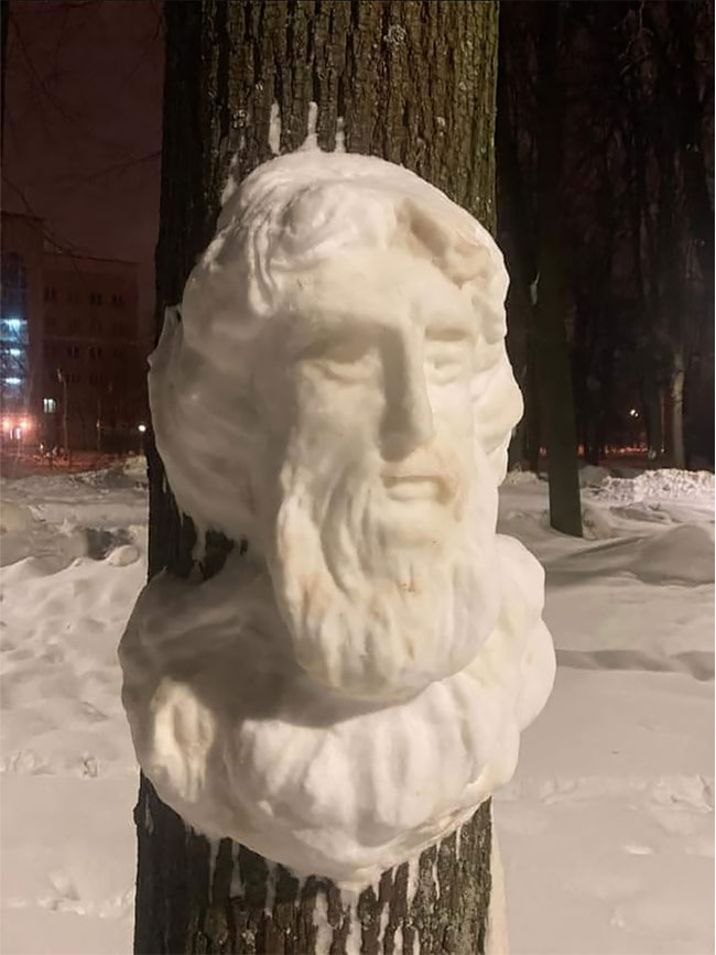 12+ belles sculptures en neige sur des arbres 8