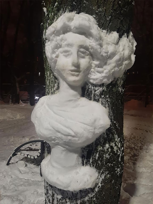 12+ belles sculptures en neige sur des arbres 5