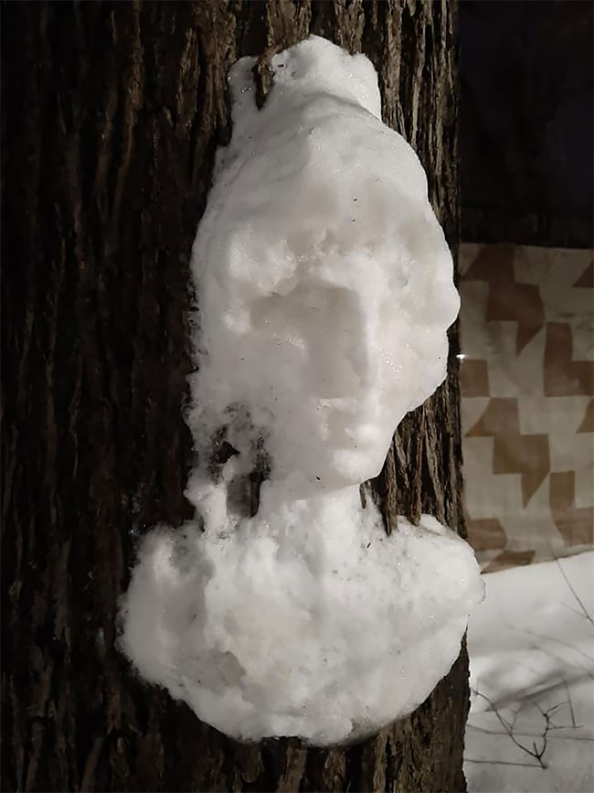12+ belles sculptures en neige sur des arbres 7