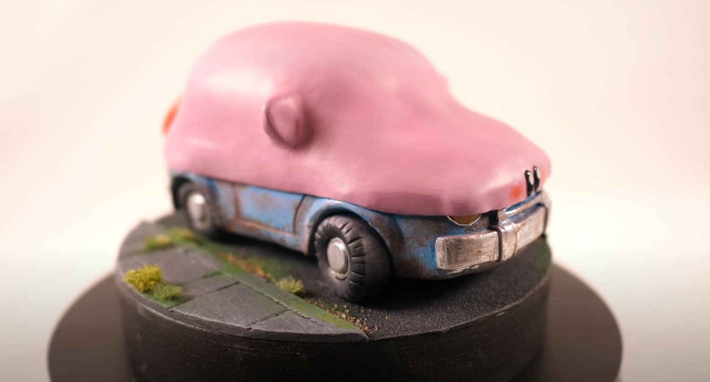 Sculpture de Kirby en mode voiture