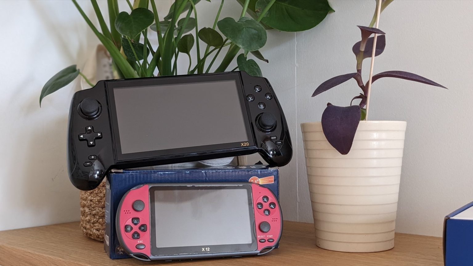 Le Retrogaming s'invite sur deux nouvelles consoles portables avec