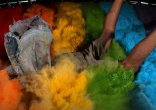Slowmotion : Sauter sur un trampoline de couleurs