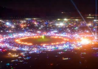 Burning Man 2022 : des jeux de lumières magnifiques