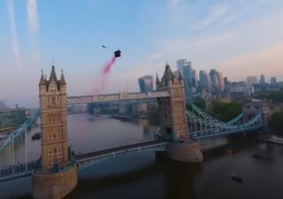 Passer à travers du London Bridge en Wingsuit
