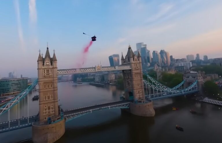 Passer à travers du London Bridge en Wingsuit